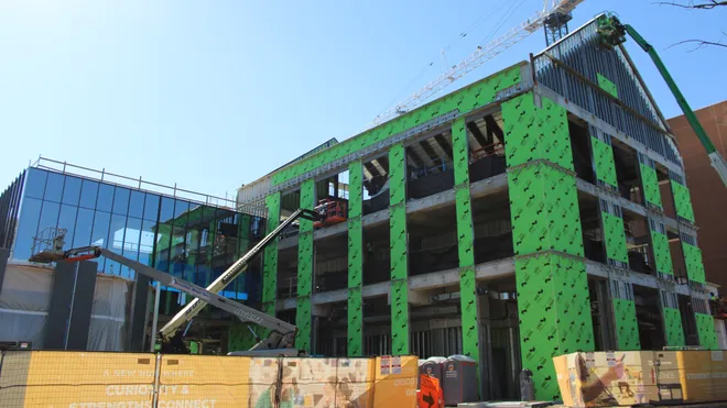 Edificio de varias plantas en construcción