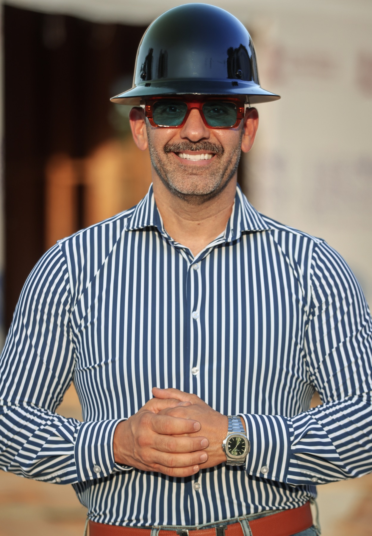 Irving Ravelo, fundador de Zaravelo, con casco de seguridad
